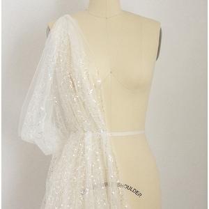 L17-067 // Feine Paillettenspitze, feiner Paillettentüllstoff für Brautkleider, Off-White mit zarten silber/weißen Pailletten