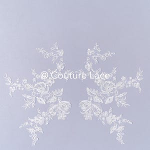 Peut inclure: Appliques en dentelle florale blanche avec des détails complexes. Les appliques présentent divers motifs de fleurs et de feuilles, parfaits pour les projets de mariage ou d'artisanat. Le texte "Couture Lace" est visible.