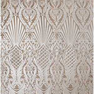 Può includere: Tessuto di pizzo bianco con un delicato motivo floreale. Il pizzo ha un design ricamato in rilievo e una texture leggera e trasparente.