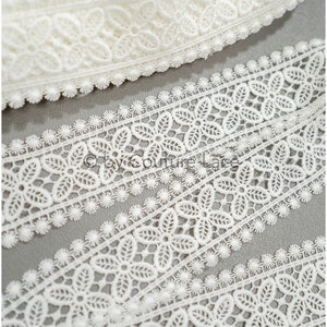 Puede incluir: Tres piezas de encaje blanco con un delicado dise&ntilde;o floral. El encaje tiene un borde festoneado y es perfecto para agregar un toque de elegancia a cualquier proyecto.