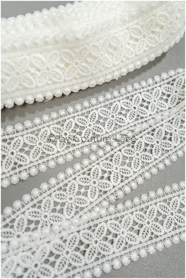 Puede incluir: Tres piezas de encaje blanco con un delicado dise&ntilde;o floral. El encaje tiene un borde festoneado y es perfecto para agregar un toque de elegancia a cualquier proyecto.