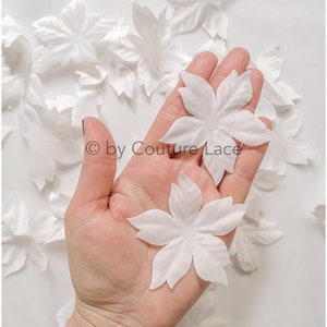 Peut inclure: Des embellissements floraux en tissu blanc, parfaits pour ajouter une touche d'élégance à vos travaux manuels et projets. Ces fleurs délicates mesurent environ 5 cm de diamètre.