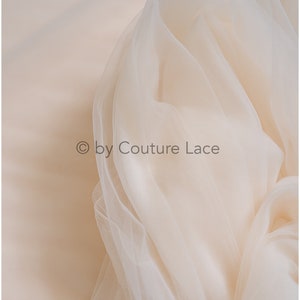 R-166-22 // 3,1 m breed, zeer zachte en geweldige tule voor bruidssluiers en trouwjurken, CRME licht blush superzachte sluiertule
