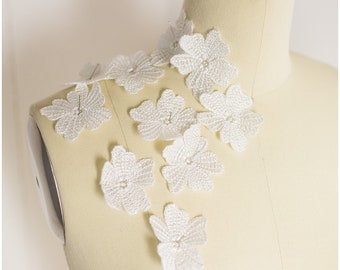 A19-167 /10Stk. Lace Flower Patch, Aufnäher auf 3D Blume, off-white auf Blume, 3D Spitze Blume, Hochzeitskleid Spitze Applikation, Braut 3D Applikation