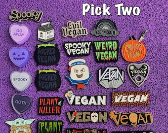 SPOOKY & VEGANE PINS - Pick Two - Emaille Pin Set - Halloween 80er Horror Movies Gothic Witchy gruseliges Monster Anstecknadeln - Vegan Power Fright