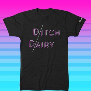 Puede incluir: Camiseta negra con el texto "Ditch Dairy" en un diseño en capas blanco y morado. La camiseta tiene mangas cortas y cuello redondo. La manga tiene el texto "Vegan Fox" impreso.