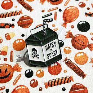 DAIRY IS SCARY - Veganer Emaille Pin - Retro Milchpackung Anstecknadel - Anti Dairy Club gruselig goth Gothic Schädel Pflanzenbasiert - Vegan Power Fright