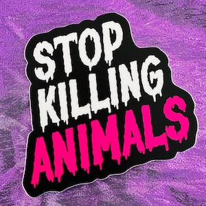 Könnte beinhalten: Schwarzer Aufkleber mit weißer und rosa Beschriftung, die "STOP KILLING ANIMALS" lautet. Die Buchstaben haben einen tropfenden Effekt.