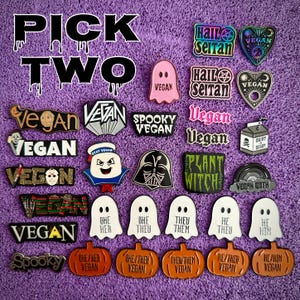 SPILLE SPETTRALI E VEGAN - Scegli due - Set di spille smaltate - Film horror di Halloween anni '80 goth streghe inquietanti mostri Distintivi da bavero - Vegan Power Fright