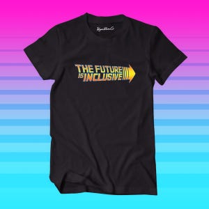 Puede incluir: Camiseta negra con un gráfico amarillo, naranja y azul que dice "The Future is Inclusive" con una flecha que apunta hacia la derecha.