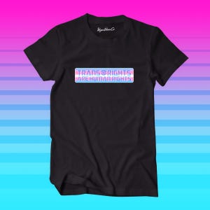 Trans Rechte sind Menschenrecht T-Shirt - Transgender Flagge Stil 80er Jahre Roboter Stil T-Shirt - Protect Defend Trans Jugend Leute gehören 80er Jahre - Power Co