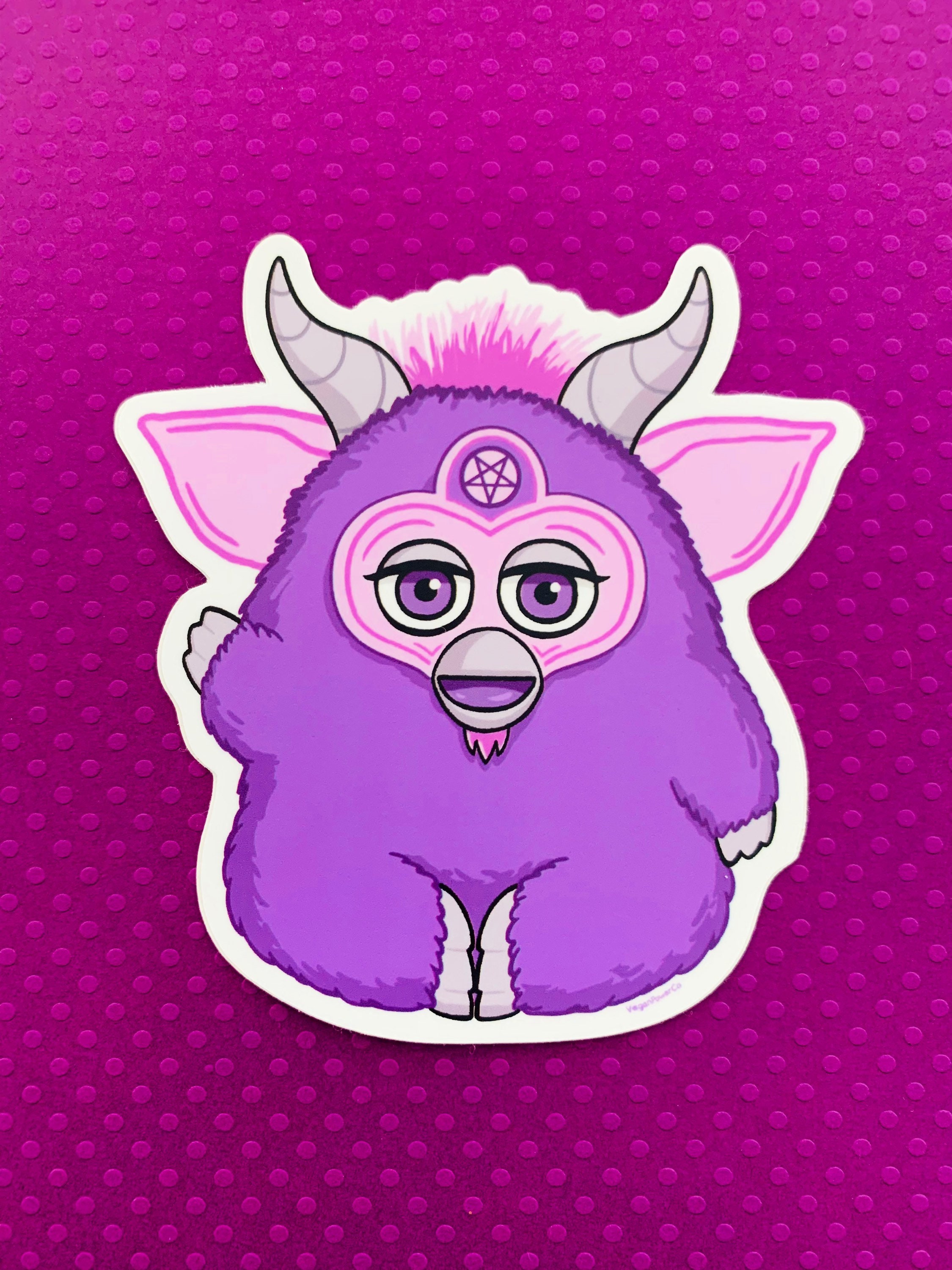 Sticker for Sale avec l'œuvre « Furby violet mignon » de l'artiste  AlbaDeWitt