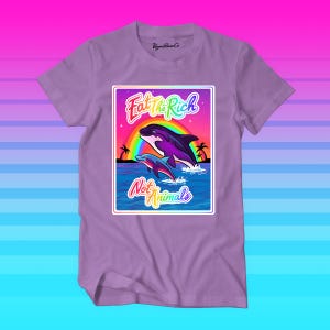 Può includere: Maglietta viola con una grafica di due delfini che saltano sopra un arcobaleno con il testo "Eat the Rich Not Animals".