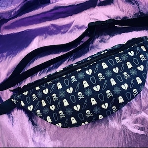 Spooky Fanny Pack - Goth Coffin Ghost Knife Skull Pattern Belt Bag - Gothic Bum Bags Crossbody Sling Hip Sack - Witchy Halloween Horror Babe