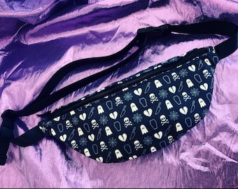 Spooky Fanny Pack - Goth Coffin Ghost Knife Skull Pattern Belt Bag - Gothic Bum Bags Crossbody Sling Hip Sack - Witchy Halloween Horror Babe