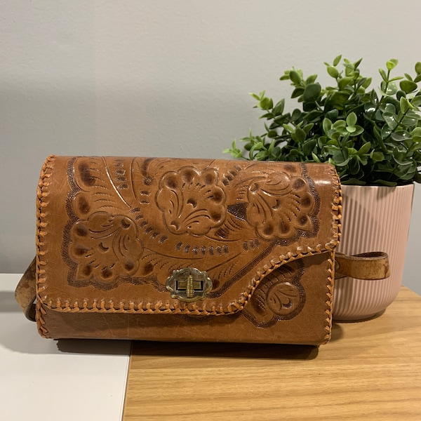 Gorgeous 70s Rare Vintage Leather Tooled Purse with Pony Hair lining / 1970s Tooled Leather Purses Floral Design Horse Hair Ling Pockets