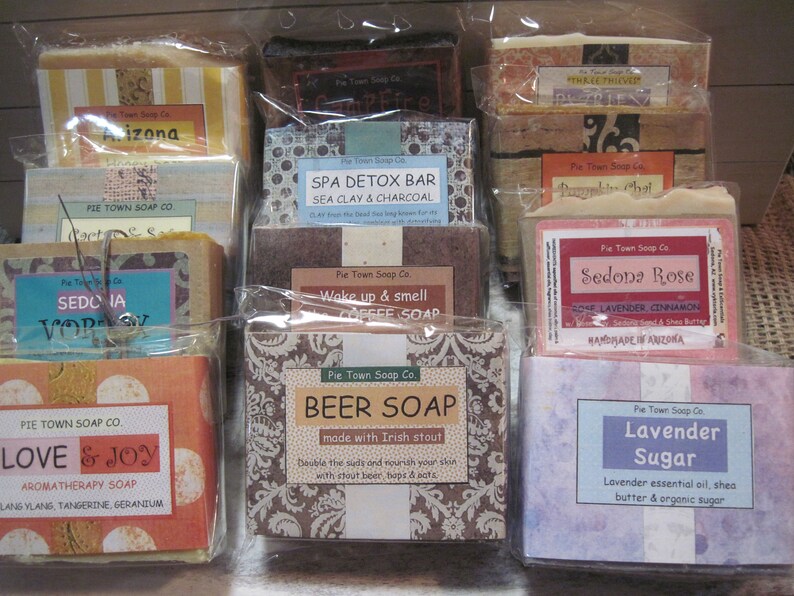 K&ouml;nnte beinhalten: Sortiment handgemachter Seifenst&uuml;cke, verpackt in durchsichtiger Plastikfolie. Die Seifenst&uuml;cke sind mit verschiedenen D&uuml;ften und Zutaten beschriftet, darunter Sedona Rose, Lavendelzucker, Biersoap, Kaffeesoap und Liebe & Freude.