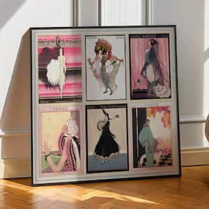 Op de afbeelding: Een ingelijst kunstwerk met zes vintage Vogue magazine covers. De covers tonen illustraties van vrouwen in elegante kleding, met een kleurenpalet van roze, zwart en wit. De lijst is zwart en het kunstwerk staat tegen een witte muur.