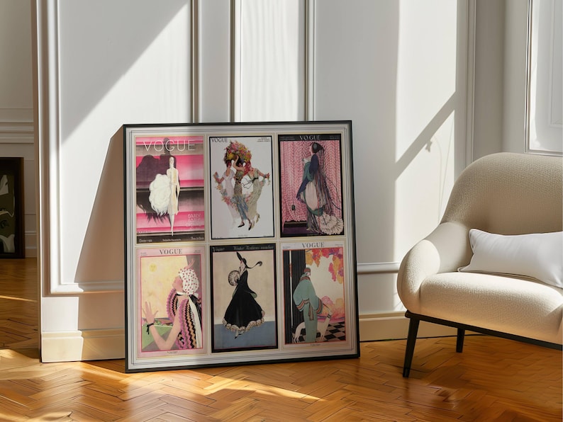 Op de afbeelding: Een ingelijst kunstwerk met zes vintage Vogue magazine covers. De covers tonen illustraties van vrouwen in elegante kleding, met een kleurenpalet van roze, zwart en wit. De lijst is zwart en het kunstwerk staat tegen een witte muur.