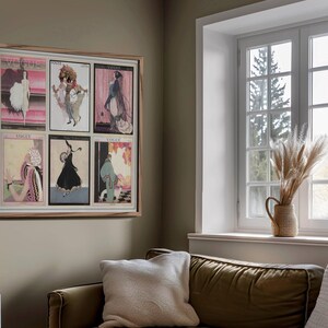 Op de afbeelding: Een ingelijst kunstwerk met zes vintage Vogue-magazinecovers. De covers tonen illustraties van vrouwen in elegante kleding, met een kleurenpalet van roze, zwart en beige. Het frame is lichtbruin.