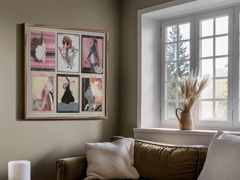 Op de afbeelding: Een ingelijst kunstwerk met zes vintage Vogue-magazinecovers. De covers tonen illustraties van vrouwen in elegante kleding, met een kleurenpalet van roze, zwart en beige. Het frame is lichtbruin.