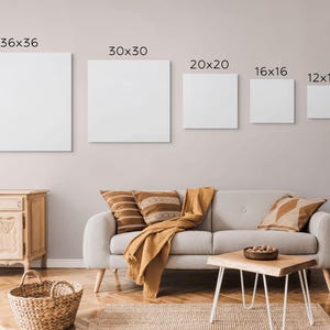Op de afbeelding: Weergave van vijf blanco witte canvas prints in verschillende maten: 91x91 cm, 76x76 cm, 51x51 cm, 41x41 cm en 30x30 cm. De prints worden op een muur boven een bank en meubels getoond.