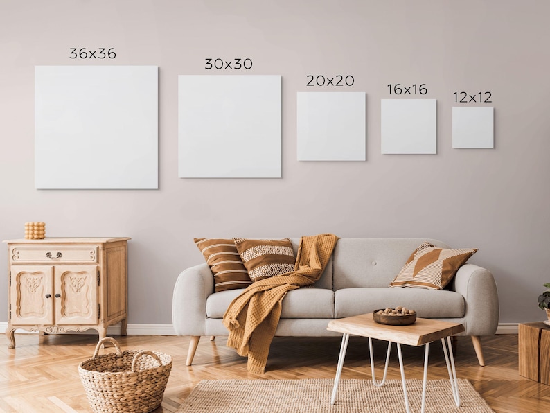 Op de afbeelding: Weergave van vijf blanco witte canvas prints in verschillende maten: 91x91 cm, 76x76 cm, 51x51 cm, 41x41 cm en 30x30 cm. De prints worden op een muur boven een bank en meubels getoond.