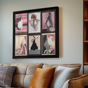 Op de afbeelding: Een ingelijst wandkunstwerk met zes vintage Vogue magazine covers. De covers tonen illustraties van vrouwen in elegante kleding, met een kleurenpalet van roze, zwart en beige. Het kunstwerk wordt boven een beige bank weergegeven.