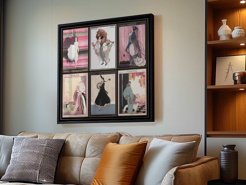 Op de afbeelding: Een ingelijst wandkunstwerk met zes vintage Vogue magazine covers. De covers tonen illustraties van vrouwen in elegante kleding, met een kleurenpalet van roze, zwart en beige. Het kunstwerk wordt boven een beige bank weergegeven.