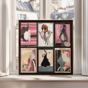 Op de afbeelding: Een ingelijste collectie van zes vintage Vogue-magazinecovers. De covers tonen illustraties van vrouwen in elegante kleding, met een kleurenpalet van roze, zwart en groen. De lijst is zwart met een gouden rand, tentoongesteld voor een raam.