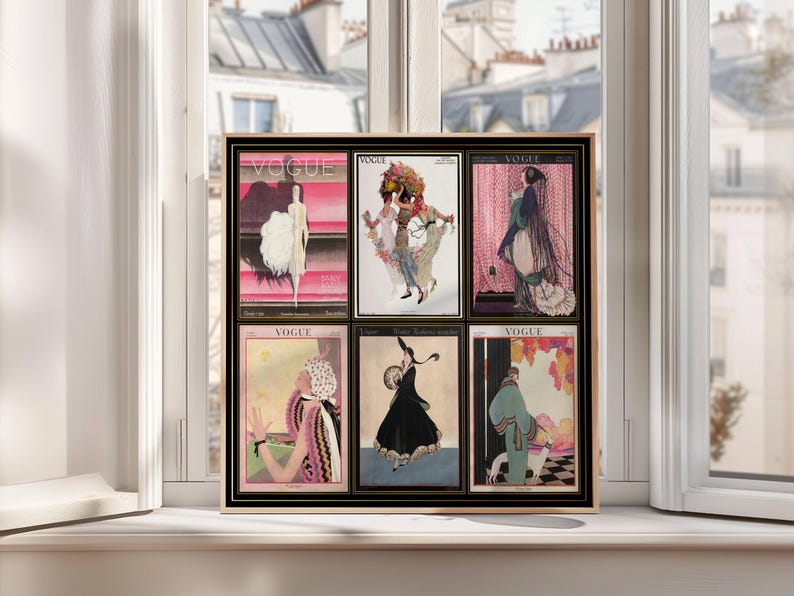 Op de afbeelding: Een ingelijste collectie van zes vintage Vogue-magazinecovers. De covers tonen illustraties van vrouwen in elegante kleding, met een kleurenpalet van roze, zwart en groen. De lijst is zwart met een gouden rand, tentoongesteld voor een raam.