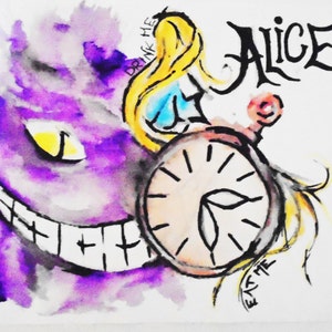 Op de afbeelding: Waterverf schilderij van Alice uit Alice in Wonderland. De Cheshire Cat is links met een brede grijns en gele ogen. Alice is rechts met blond haar en een blauwe jurk. Een zakhorloge met Romeinse cijfers bevindt zich in het midden.