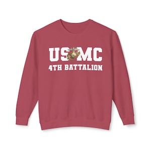 Puede incluir: Una sudadera roja con las palabras "USMC 4TH BATTALION" en letras blancas. El logotipo de USMC está centrado sobre el texto.
