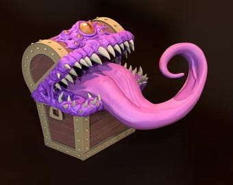 Peut inclure: Une figurine de coffre au trésor en bois marron avec des bordures en métal doré, présentant un couvercle monstre violet avec des dents blanches pointues, un œil orange et une longue langue rose recourbée sortant de la bouche ouverte.