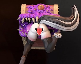 Peut inclure: Une figurine de créature fantastique représentant un coffre en bois avec une gueule violette, dentée et dotée de multiples yeux. Un personnage à la peau blanche, bas noirs et longue queue noire et blanche sort du coffre, avec un autocollant langue.