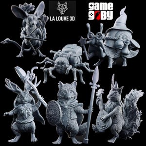 Könnte beinhalten: Eine Sammlung grauer Fantasy-Figuren, darunter eine Maus mit Bogen, eine Spinne mit Rucksack, eine Schnecke mit Hexenhut, ein Hase mit Speer, ein Waschbär mit Schild und ein Eichhörnchen mit Laute. Vor schwarzem Hintergrund.