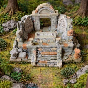 Puede incluir: Una ruina de piedra en miniatura detallada con un arco, escaleras y elementos decorativos. El modelo está ambientado en un entorno forestal con árboles, rocas y un pequeño arroyo. La paleta de colores incluye tonos de gris, marrón y verde.