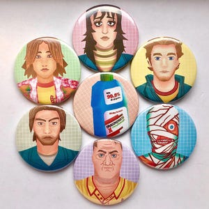 Peut inclure: Ensemble de sept badges ronds en forme de bouton représentant divers personnages et une bouteille de bain de bouche. Les personnages sont illustrés dans un style cartoon et comprennent une femme aux longs cheveux bruns, un homme aux cheveux bruns, un homme aux cheveux blonds, un homme avec un bandage sur la tête et un homme avec une moustache. La bouteille de bain de bouche est bleue et blanche avec le texte "99,9% des germes" et "Dragonbreath Mouthwash" imprimé dessus.