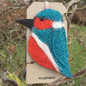 Broche/Pin de Kitty Kingfisher. Hecho a mano con Harris & Yorkshire Tweed. Regalo de Navidad// relleno de medias// Papá Noel secreto