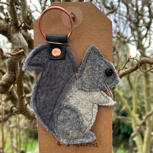 Broche/alfiler de tweed Harris hecho a mano con Beryl, la ardilla gris. Regalo de Navidad//relleno de medias//amigo secreto
