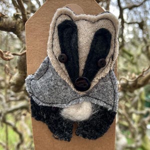 Broche o alfiler de Barney Badger. Hecho a mano en Harris Tweed. Regalo de Navidad, relleno de calcetines y amigo invisible