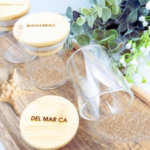 Puede incluir: Un juego de tres tazas de cerámica con un acabado moteado y mate. Las tazas son de color crema, gris claro y gris oscuro. Cada taza tiene un diseño simple y minimalista, ideal para café o té.