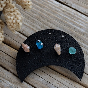 Orecchini colorati in vetro di mare, orecchini a perno minimali e delicati, orecchini in vetro da spiaggia, ciondolo in vera conchiglia, gioielli in vetro di mare, piccoli orecchini spaiati