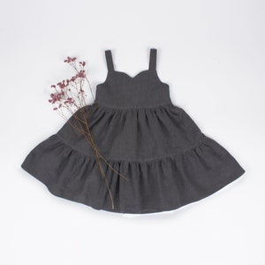 Puede incluir: Un vestido de lino gris de capas con escote de corazón y tirantes finos.