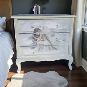 "Angel" chest of drawers – restored in soft gray | Angel motif, diamond knobs & feathers | Vintage bedside table / side table | Upcycled one-of-a-kind piece