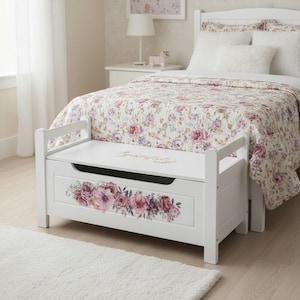 Truhenbank „Joy“ – Kleine Sitzbank mit Stauraum, handbemalt in Grau mit Blumen & Goldschrift