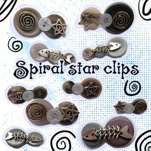 Puede incluir: Una colección de pinzas para el cabello con varios diseños de botones, dijes de estrellas de metal con centros en espiral y dijes de espinas de pescado. El texto "Spiral star clips" está centrado en la imagen, rodeado de espirales decorativas.