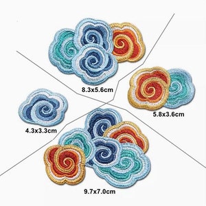 Peut inclure: Cinq patchs brodés thermocollants en forme de nuages avec des motifs tourbillonnants dans des tons de bleu, vert, orange et jaune. Les patchs mesurent 4,3x3,3 cm, 5,8x3,6 cm, 8,3x5,6 cm et 9,7x7,0 cm.