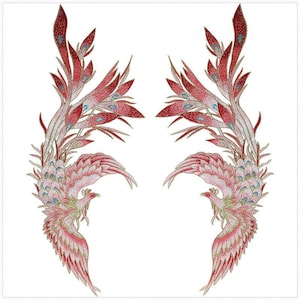 Puede incluir: Dos fénix bordados en rosa y dorado con detalles rojos y azules. Los fénix están mirando en direcciones opuestas y tienen las alas extendidas.