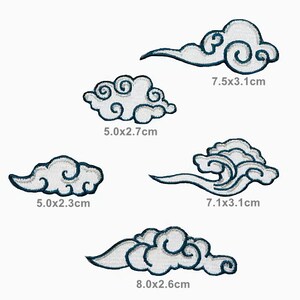 Puede incluir: Cinco parches de hierro bordados blancos en forma de nubes con contornos azules. Los parches son de diferentes tamaños y formas. Las medidas de cada parche se enumeran debajo de cada parche.